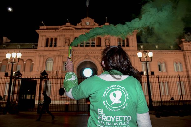 Aborto: mujeres hicieron una intervención artística en Plaza de Mayo en reclamo del tratamiento de la ley