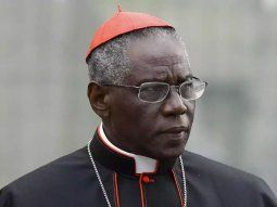 Quién es Robert Sarah, el obispo africano ultraconservador que puede llegar a ser Papa