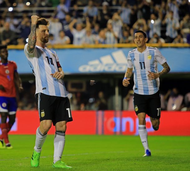 Messi celebra ante la mirada de Di María