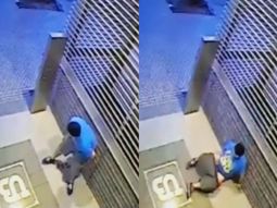 Defecó en la puerta de un edificio, se resbaló y cayó sobre su materia fecal