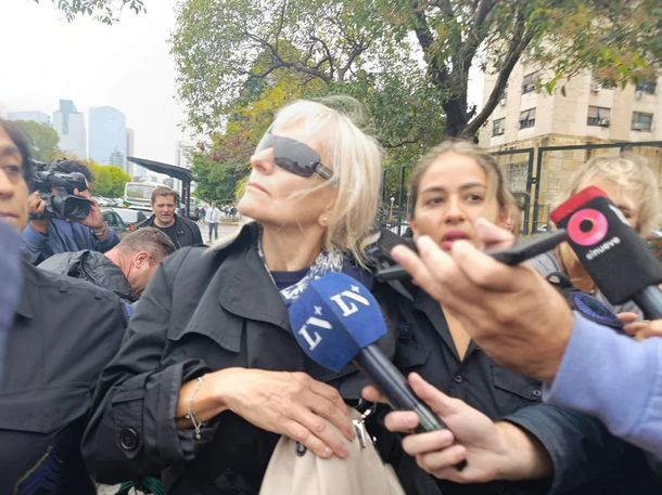 Así salió de Comodoro Py una de las jubiladas implicadas en la compra del departamento de Manuel Adorni