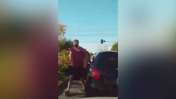 ¡Asesino!: brutal agresión a un jubilado por manejar sin barbijo en La Plata