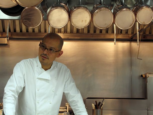 Denuncian a un famoso chef por discriminar al servir sus platos