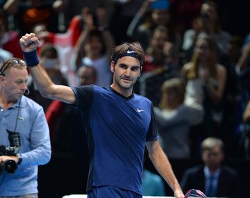 Roger Federer venció a Djokovic y clasificó a semis del Master de Londres