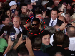 Trump ordenó que la seguridad sacara al hombre del evento confundiéndolo con un manifestante Trump ordenó que la seguridad sacara al hombre del evento confundiéndolo con un manifestante