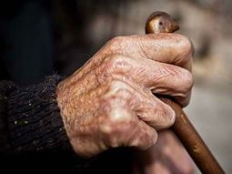 invito a comer a su mama, pero la metio en un geriatrico para robarle invito a comer a su mama, pero la metio en un geriatrico para robarle