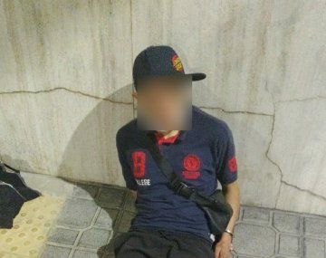 Detuvieron in fraganti a un hombre que se trepaba por un balcón para asaltar un departamento