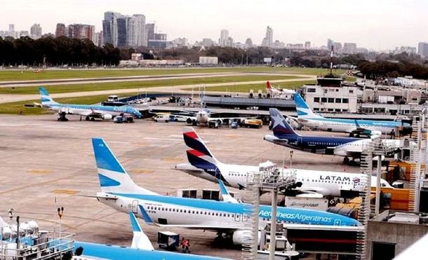 El Gobierno aseguró que a más tardar a mediados de octubre volverán los vuelos regulares