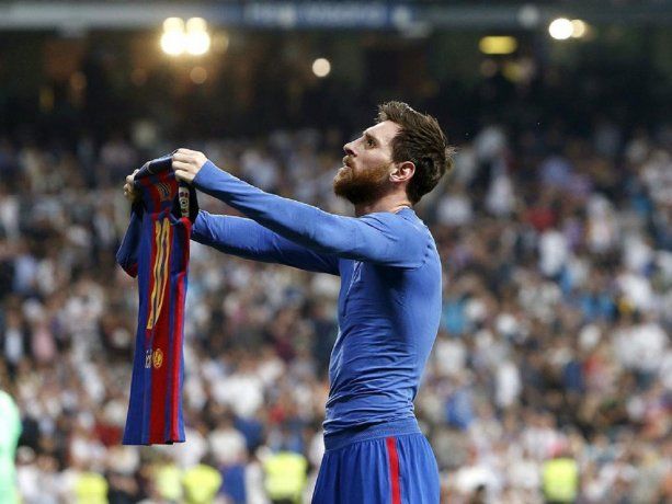 Una imagen icónica: Messi frente a Real Madrid ofreciendo su camiseta en el último minuto tras marcar el gol de la victoria.