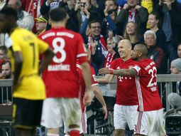 El abrazo del holandés con el chileno Arturo Vidal El abrazo del holandés con el chileno Arturo Vidal