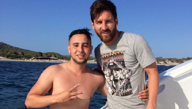 Nadó un kilómetro y arruinó su celular, pero logró sacarse una foto con Messi