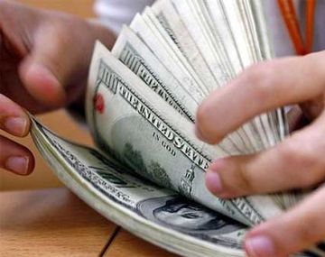 El dólar oficial cayó medio centavo