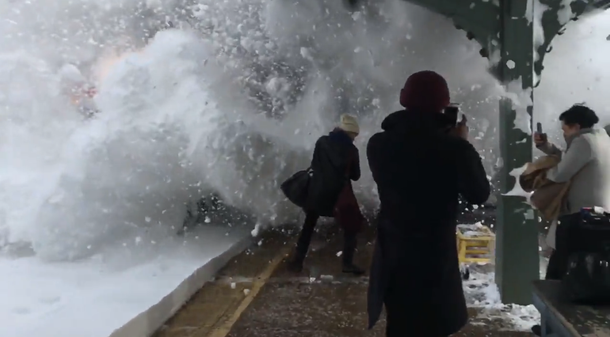 Un tren llena de nieve a quienes lo esperaban