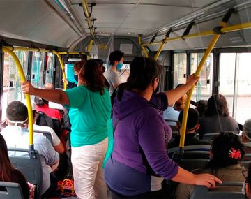 Es oficial: en hora pico pueden viajar hasta 10 personas paradas en los colectivos