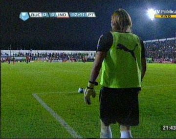 Si hay pobreza que no se note: Assman jugó con una pechera