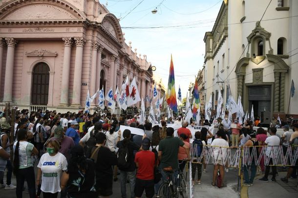 Corrientes: marcharon para exigir la renuncia del ministro de Salud que chocó mientras llevaba vacunas