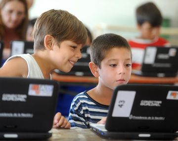 {altText(,#DíaDeLaPoesía Cómo ingresa a la escuela de la mano de las TICS)}