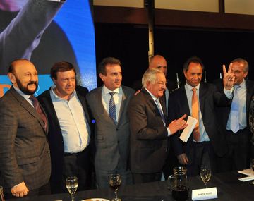 Scioli firmó un acuerdo de precios con los gobernadores petroleros