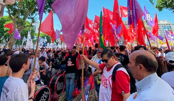 Una plaza repleta y el fervor de la gente: la asunción de Alberto en el ojo de minutouno.com