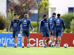 con bajas y la obligacion de cambiar la imagen, la seleccion viaja a paraguay con bajas y la obligacion de cambiar la imagen, la seleccion viaja a paraguay