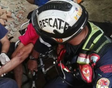 Rescatan a un hombre de 72 años que estuvo 13 días bajo los escombros en Ecuador