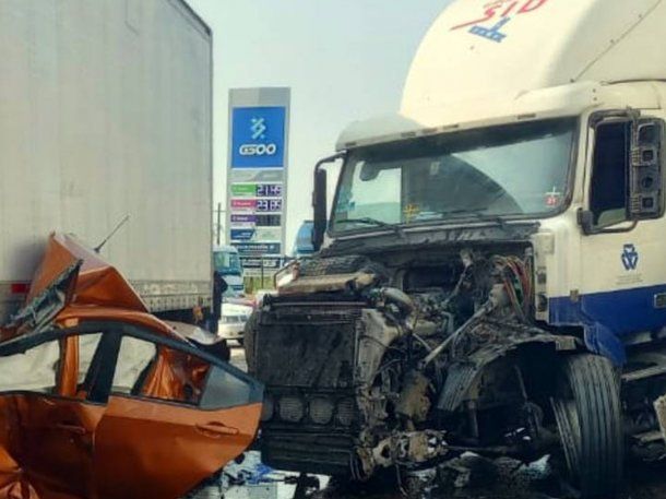 México: se metió con su auto debajo de un camión y se salvó de milagro