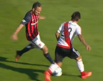 El volante hizo de las suyas antes del gol del Ciclón