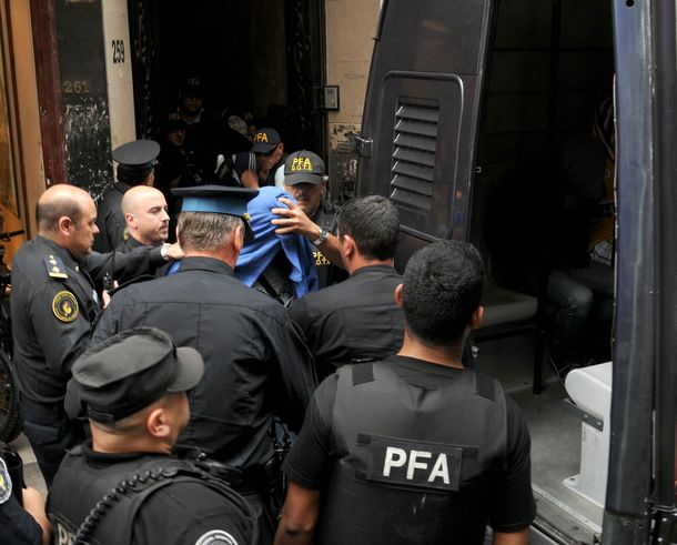 Allanan cuevas en el centro que estarían relacionadas a Boca