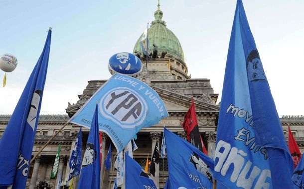 Movilización a favor de la renacionalización de YPF. Movilización a favor de la renacionalización de YPF.