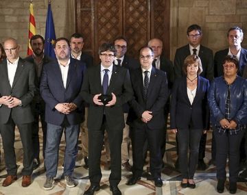 El presidente catalán Carles Puigdemont (centro) y su gobierno fueron desplazados