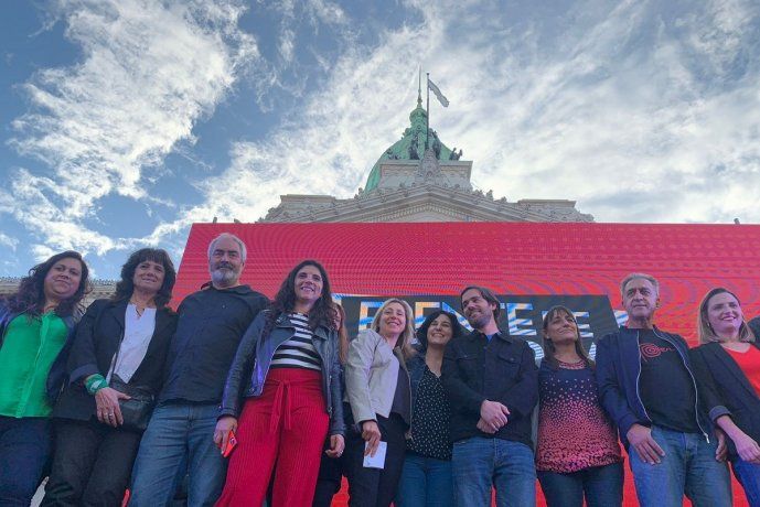 Aseguran que se agarraron a trompadas en el cierre de campaña del FIT: los memes