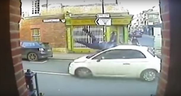 Atropelló a un peatón a contramano