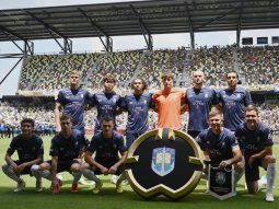 Tras sacarle un empate en el MdC, Auckland también homenajeó a Russo