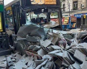 Inhabilitan a colectivero drogado que chocó una pila de baldosas