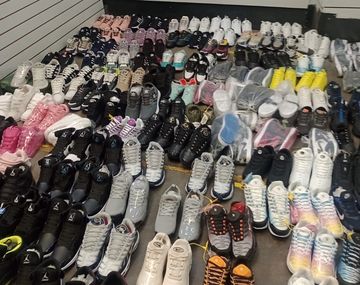 Más de 8.000 pares de zapatillas ingresados de contrabando estaban en una galería de Constitución