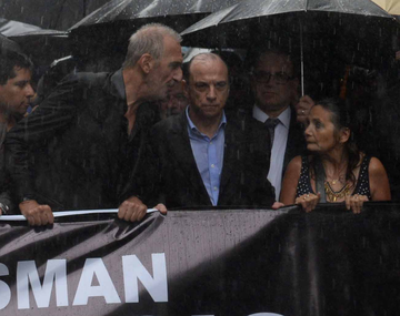 {altText(El fiscal Moldes, vestido de negro en la marcha,El fiscal del #18F definirá sobre #PapelPrensa)}