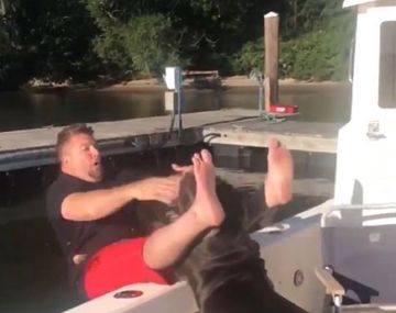Un perro empujó a su dueño de un barco y lo tiró al agua