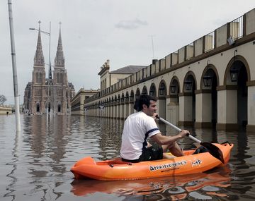 El río Luján perforó la barrera de los 5 metros y el agua se acerca a la Basílica