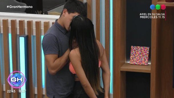 Muy apasionados: Thiago y Daniela se dieron su primer beso en Gran Hermano