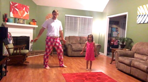 Un dúo de padre e hija derriten la web con su rutina de baile