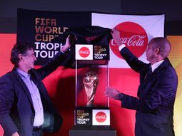 Mario Kempes y David Trezeguet develaron la Copa del Mundo