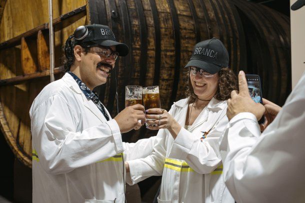 Exportando lo mejor del país: estadounidense le propuso casamiento a su novia en plena destilería de Fernet