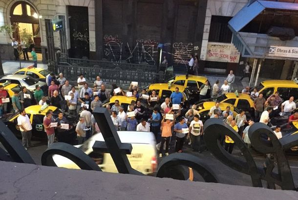 Taxistas presentaron un amparo contra Uber: Van en contra de la ley
