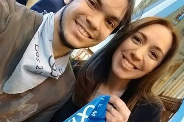 Vidal ratificó su postura en contra del aborto y se sacó una foto con el pañuelo provida