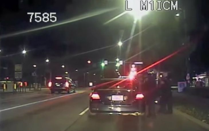 Unos policías ayudaron a una mujer a dar a luz en medio de la calle