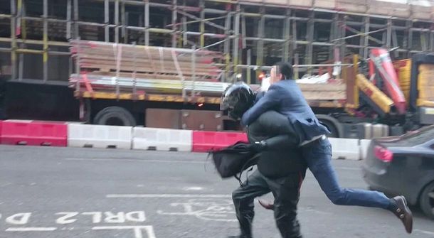 A lo James Bond: hombre de traje detiene a motochorro y frustra su escape