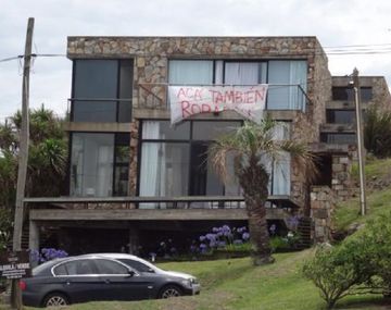 Cartel Acá también robaron en Punta del Este. Gentileza: diario El País