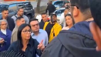 video: estudiantes venezolanos increparon a delcy rodriguez en plena universidad video: estudiantes venezolanos increparon a delcy rodriguez en plena universidad