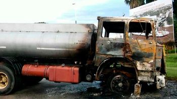 El camión terminó prendido fuego El camión terminó prendido fuego