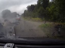 Chocaron con un camión y volaron por los aires